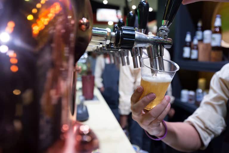 Franquia de bebidas: 10 opções lucrativas para investir!