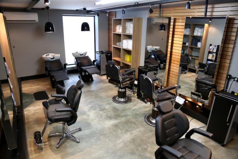 Franquia de barbearia espera fechar o ano com 13 unidades ativas