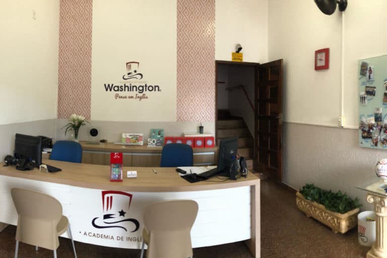 Professora investe em franquia e abre três escolas de inglês no interior