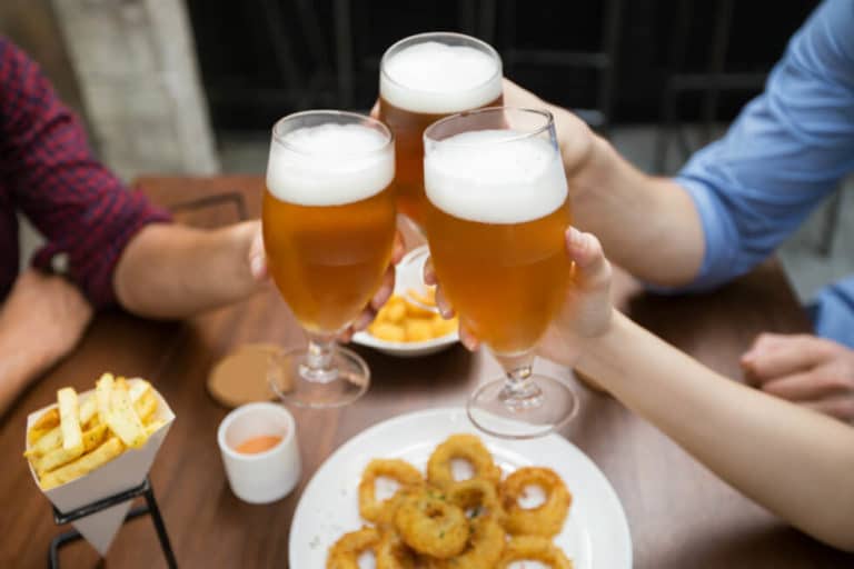 Como abrir um bar: dicas e 7 opções para investir