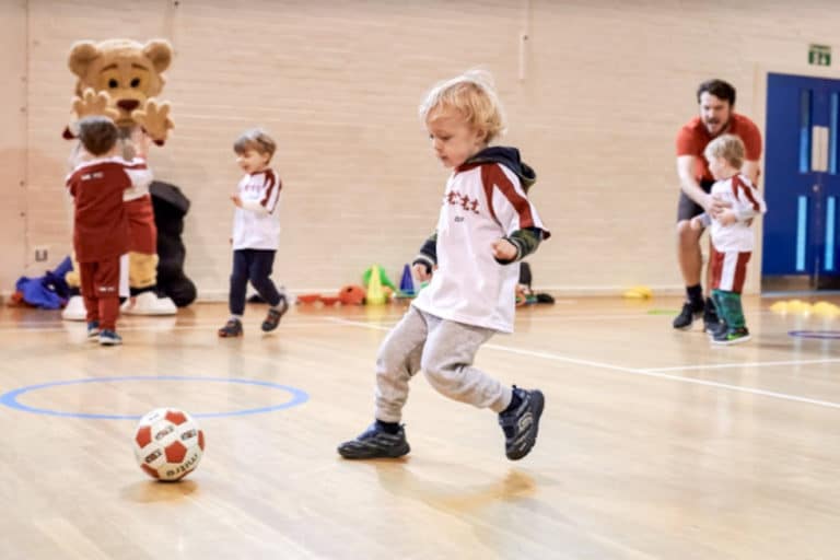Franquia que ensina futebol e inglês para crianças busca franqueados