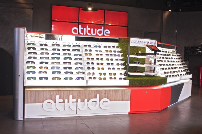 Atitude Os óculos de sol e as armações são vendidos em quiosques dentro dos Shoppings Divulgação 1