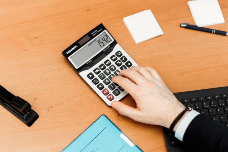 Como são definidas as taxas de uma franquia?