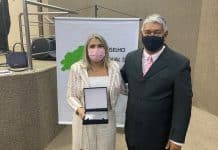 franqueada da cuidare recebe premio por trabalho com a populacao idosa