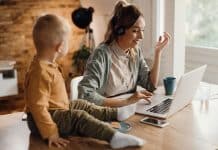 Por que as franquias são boas opções para mães empreendedoras? Happy mother having video call over laptop while working at home