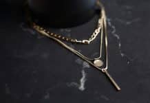 Com opção de parcelamento, Mazze busca novos franqueados Jewelry lifestyle flat layout with place for text. Jewellery bac