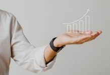 Franquias famosas até R$ 50 mil Presenting arm isolated on beige