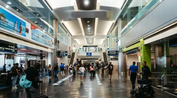 imagem mostra saguão de aeroporto com pessoas circulando entre lojas e franquias em aeroportos
