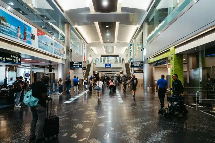 imagem mostra saguão de aeroporto com pessoas circulando entre lojas e franquias em aeroportos