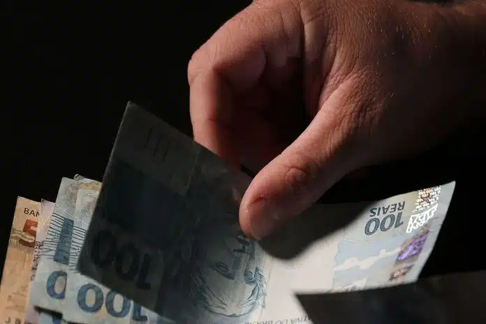 Empréstimo de 10 mil reais: melhores opções para contratar crédito pessoal urgente