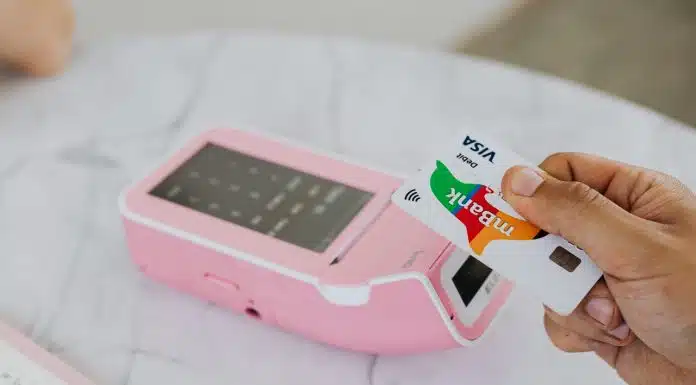 Qual a melhor maquininha de cartão para quem está começando? Confira 7 opções!